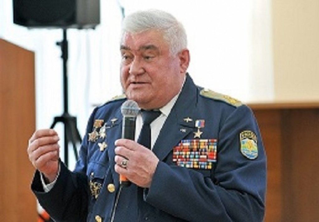 Прославленному летчику А.И. Дзюбе есть что сказать своим молодым землякам