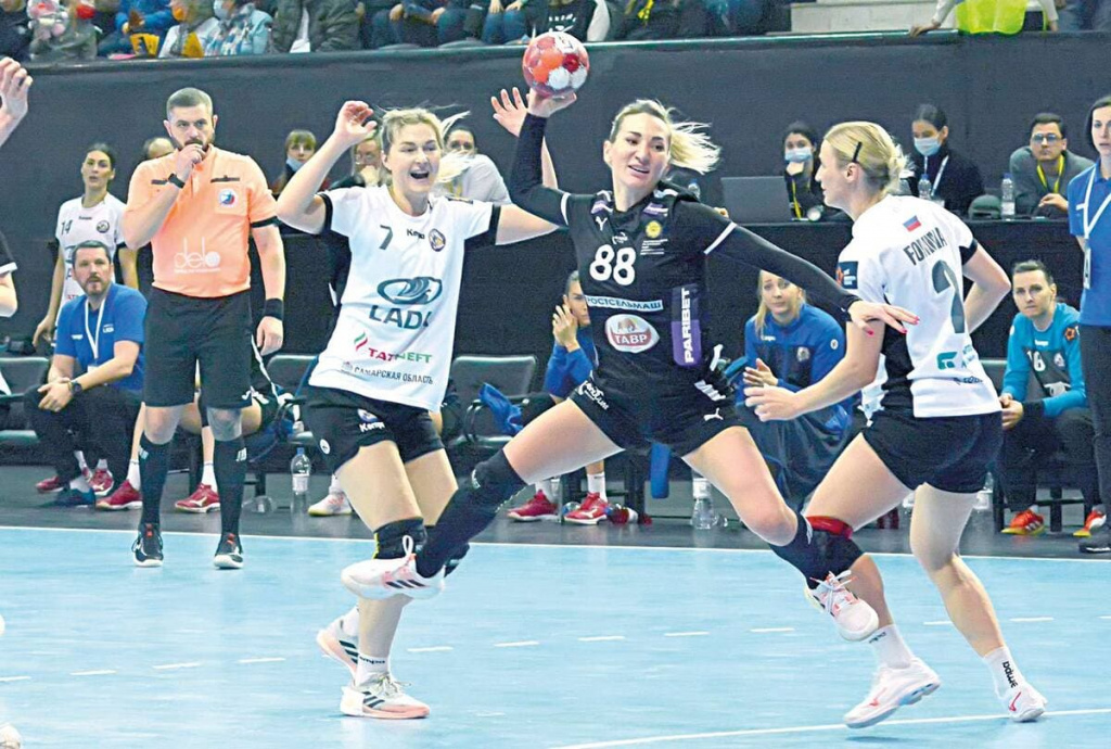 Атакует старшая сестра Вяхиревой Полина КУЗНЕЦОВА.