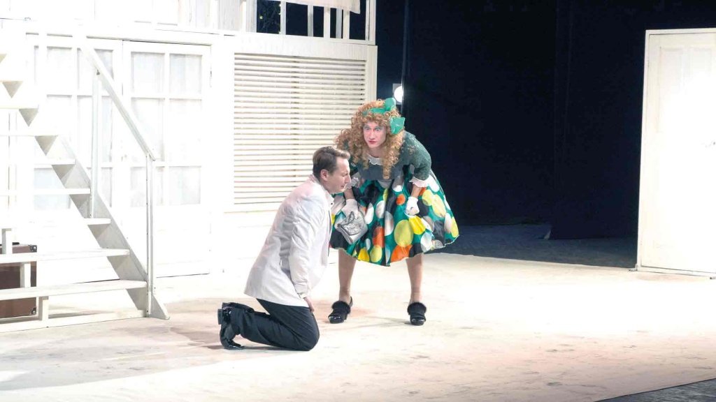 Лео (Алексей ТИМЧЕНКО) и Джек (Роман ГАЙДАМАК) разыгрывают спектакль, который может резко изменить их судьбу.