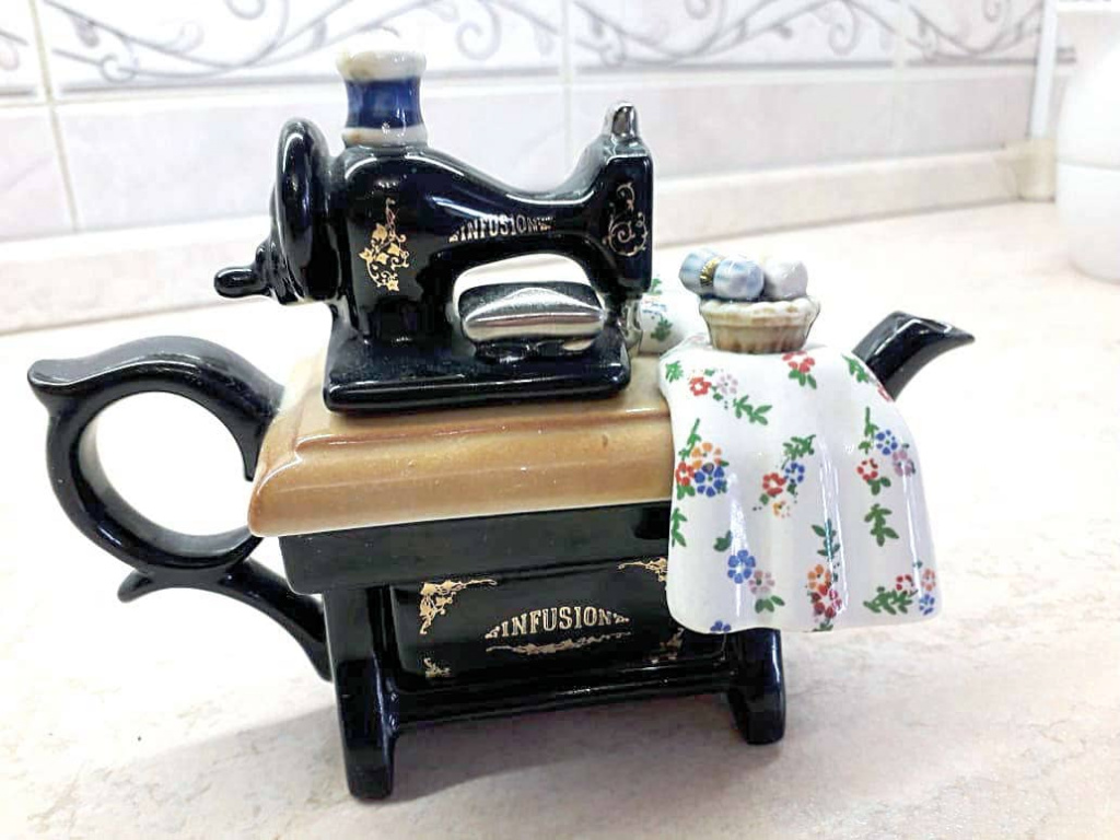  Чайник в форме швейной машинки.
