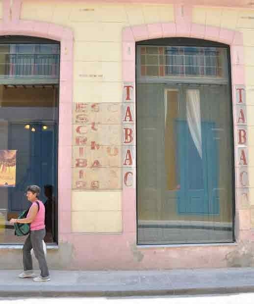 Бережно сохраненная надпись на доме в Гаване, где торговали табаком.