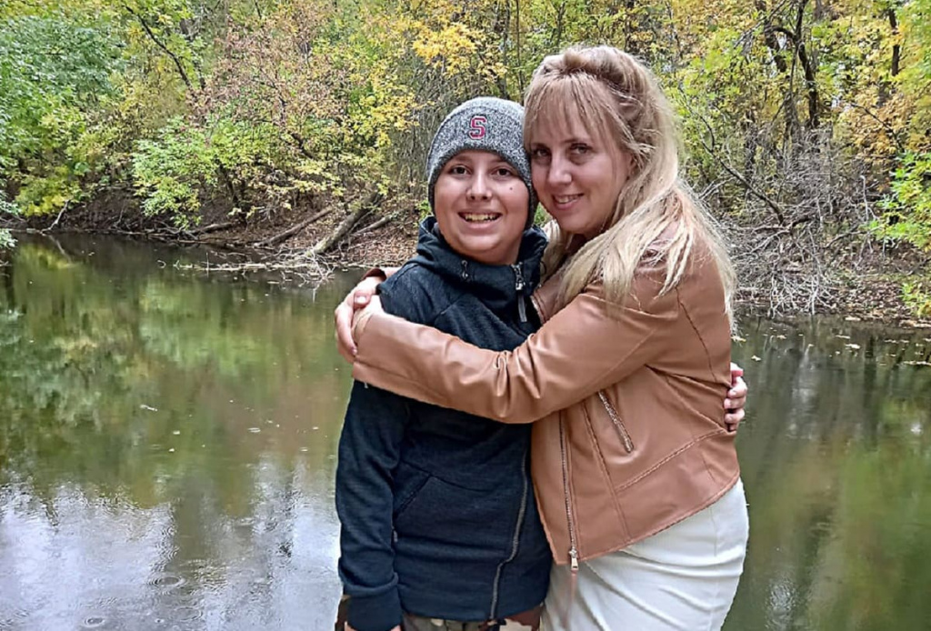 Оксана ГАРКУШИНА: «Наши любимые места – это, конечно же, окрестности слободы Криворожье в Миллеровском районе – речка, сосновый бор, степь. Любим бывать на природе. Осенью у реки особенно красиво!»