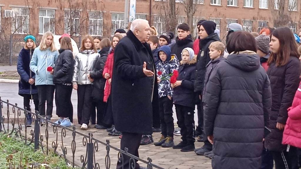 Герою Советского Союза генерал-лейтенанту Владимиру Неверову есть о чем рассказать ребятам.