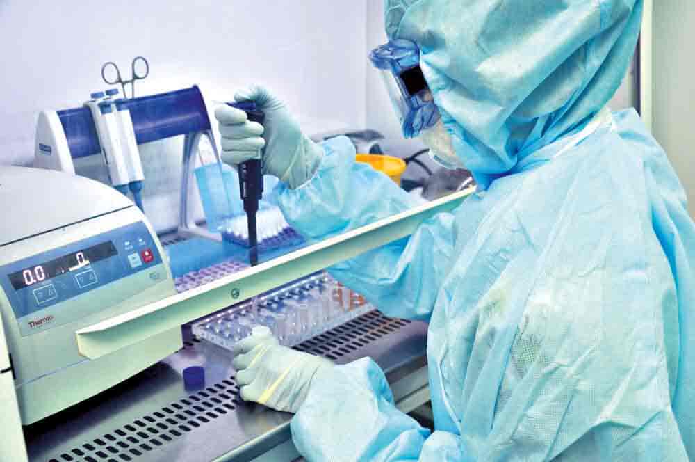 Обработка тестов на COVID-19 в лаборатории вирусологии НМИЦ онкологии.