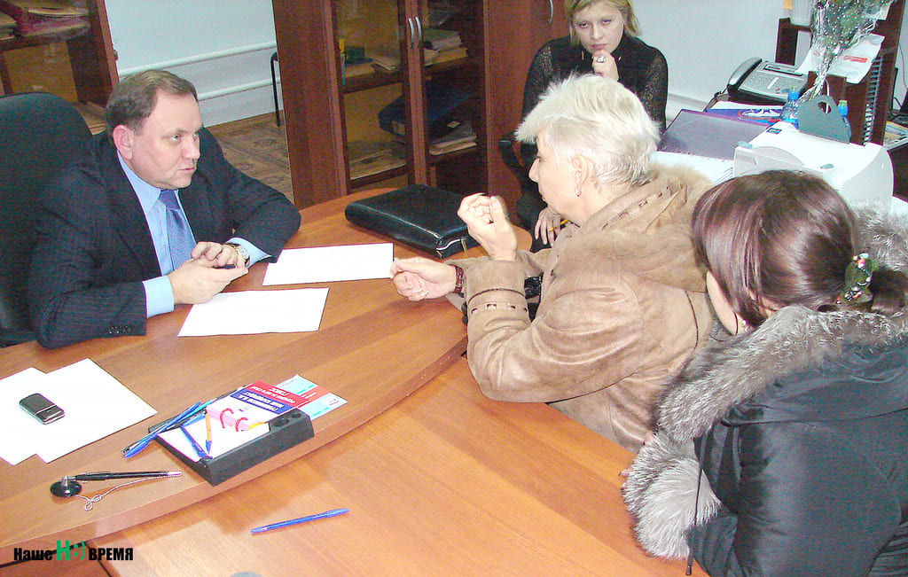 Февраль 2010 года. Председатель Законодательного собрания Виктор ДЕРЯБКИН ведет депутатский прием в Зимовниках.