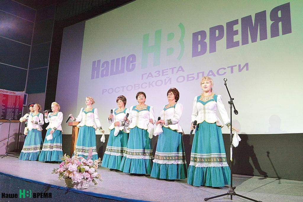 Вокальная группа «Журавушки» из Семикаракорска привезла в подарок любимой газете свои песни.
