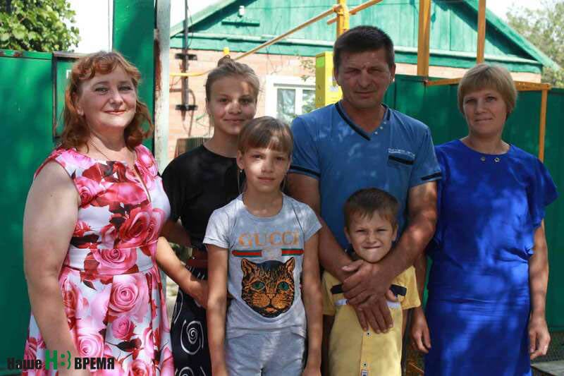 Классный руководитель главы семейства Надежда ПОРТЯНКО, БЕРЕЖЕЦКИЕ – старшая Юлия, младшая Екатерина, Николай и Наталья, наследник Николай Николаевич Бережецкий. Классный руководитель главы семейства Надежда ПОРТЯНКО, БЕРЕЖЕЦКИЕ – старшая Юлия, младшая Екатерина, Николай и Наталья, наследник Николай Николаевич Бережецкий.