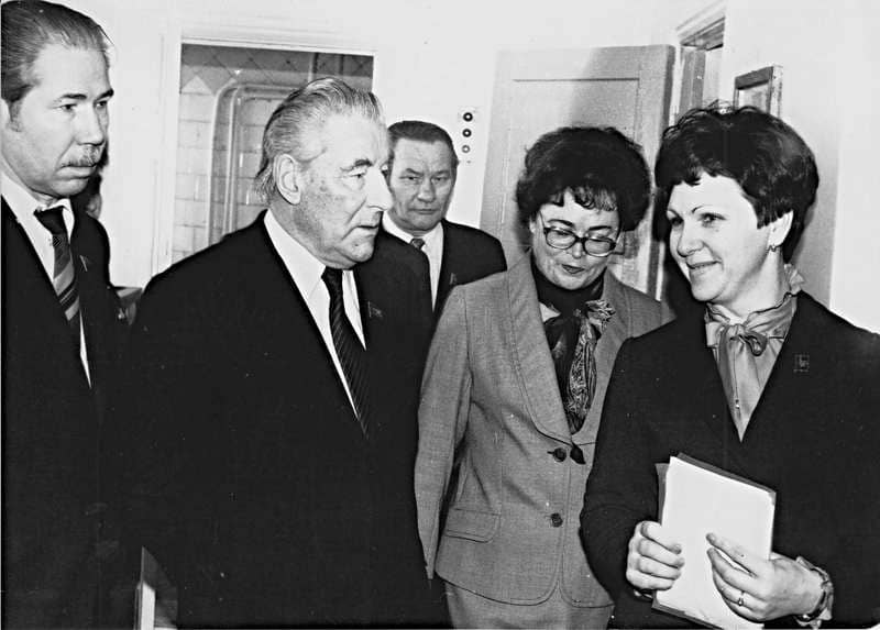 В цехах комбината. На фото (слева направо): Николай Дмитриевич ПИВОВАРОВ – председатель облисполкома; Михаил Сергеевич СОЛОМЕНЦЕВ – председатель Совета министров РСФСР; Александр Яковлевич ИШИН – первый секретарь горкома КПСС г. Шахты; Раиса Григорьевна КУЗНЕЦОВА – секретарь парткома Шахтинского ХБК; Анна Яковлевна ИГНАТОВА – генеральный директор ШХБК (1983 г.).