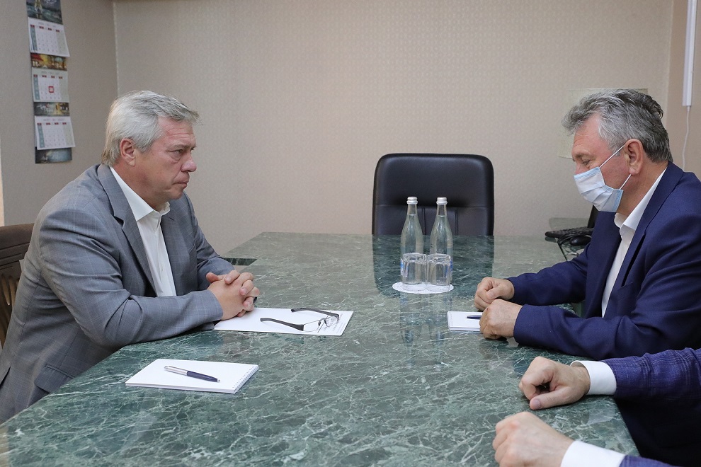Разговор с градоначальником. Источник фото: пресс-служба губернатора Ростовской области.