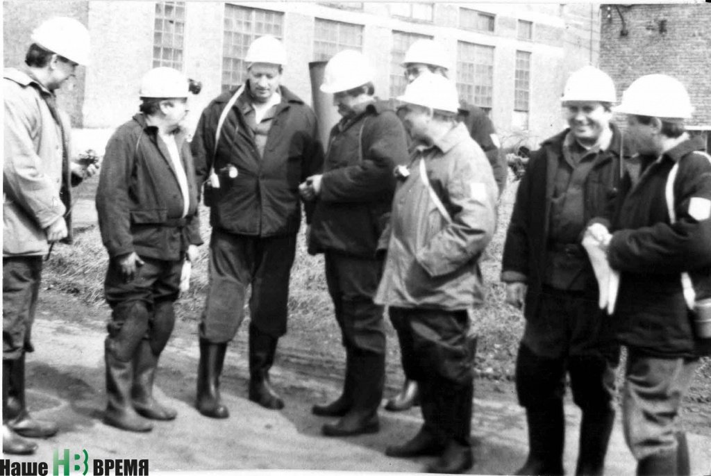 1994 год. Перед спуском в шахту «Юбилейная» (третий слева – Алексей Мельков).
