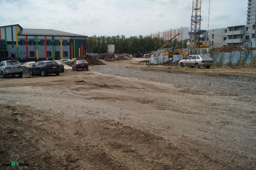 Подъезд к самой школе.