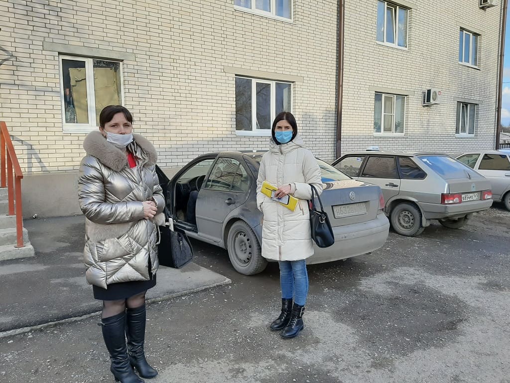 В городе Красный Сулин мы отправились в дом на улице Ростовской,13, где предоставлены квартиры-студии детям-сиротам, вместе с начальником управления земельных и имущественных отношений и муниципального заказа администрации Красносулинского района Оксаной МИНАКОВОЙ и ведущим специалистом этого управления Юлией САЖНЕВОЙ. Мы выяснили, что плесень есть в тех квартирах, где проживают семьи с детьми.