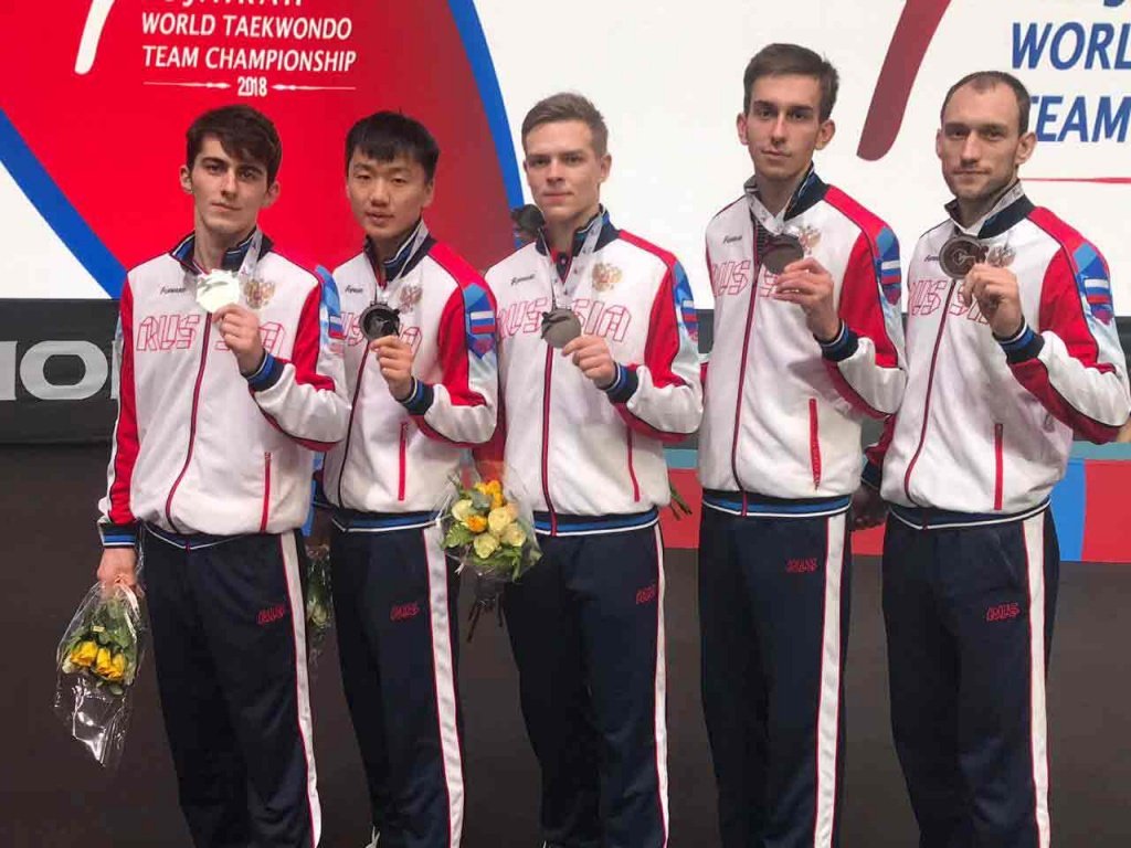 Мужская сборная России по тхэквондо. Владислав Югай – второй слева, Дмитрий АРТЮХОВ – второй справа.