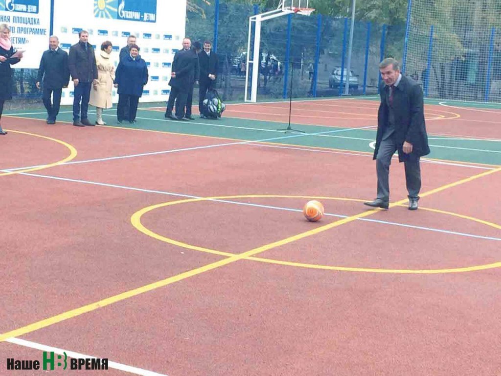 Принявший участие в торжествах первый заместитель губернатора Ростовской области Игорь Гуськов нанес символический удар по воротам.