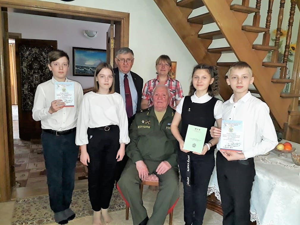 Делегация батайской школы № 5 имени Юрия Гагарина в гостях у бывшего команда ракетной дивизии генерал-майора в отставке Юрия Гордеева Делегация батайской школы № 5 имени Юрия Гагарина в гостях у бывшего команда ракетной дивизии генерал-майора в отставке Юрия Гордеева