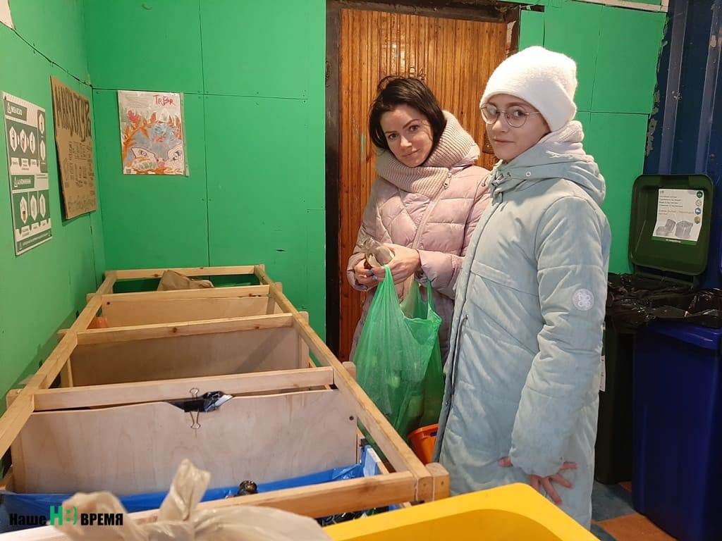 Мария с дочерью Стефанией практически ничего, кроме пищевых отходов ,в мусор не выбрасывают. Были бы пункты прима пищевых отходов, возили бы туда. 