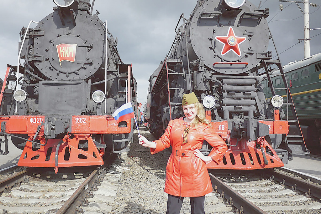Ростовчанка Ольга ИВУШКА – фотограф. Девятого мая она снимала ретропаровозы и, конечно, сама от памятного снимка не отказалась. Ростовчанка Ольга ИВУШКА – фотограф. Девятого мая она снимала ретропаровозы и, конечно, сама от памятного снимка не отказалась.
