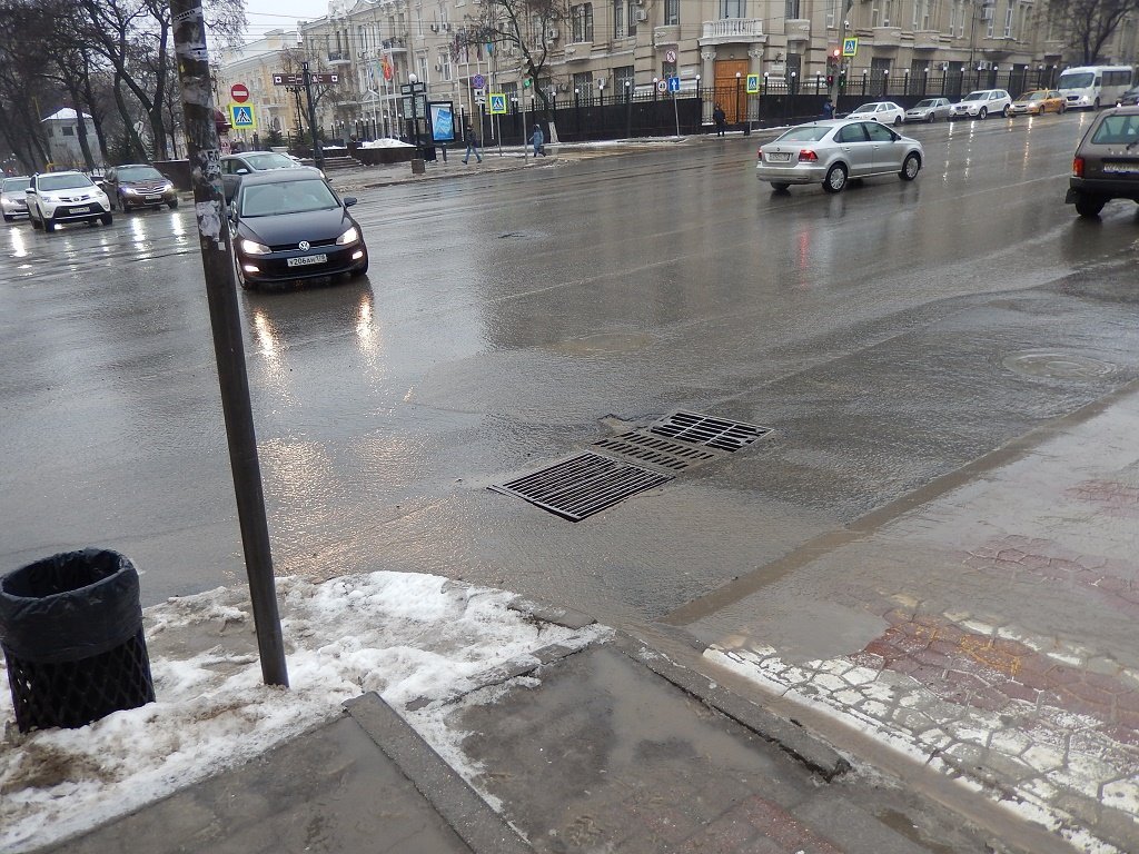 А вот так зловредная вода нахально обходит хитроумные коллекторы-ловушки, расставленные для нее дорожниками.