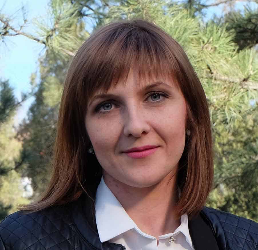 В социальную службу Аксайсого района Олеся ВОЗНИЦКАЯ пришла больше пяти лет назад как молодой работник села, чтобы получить жилье. Дом уже построен, время контракта закончилось, а она и сегодня оставлять работу не собирается. В социальную службу Аксайсого района Олеся ВОЗНИЦКАЯ пришла больше пяти лет назад как молодой работник села, чтобы получить жилье. Дом уже построен, время контракта закончилось, а она и сегодня оставлять работу не собирается.