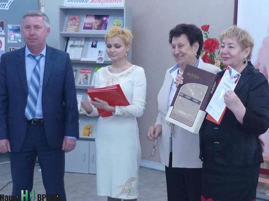 Активисткам вручили грамоты и подарки. Среди награжденных – председатель Аксайского женсовета Анна Бобкова (справа).