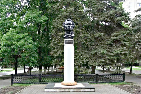Жители Азова свой маленький и уютный городок очень любят, каждую достопримечательность ценят. Вот нам и рассказали об идее восстановить справедливость и вернуть бюсту Пушкина в Петровском сквере прежний вид. Жители Азова свой маленький и уютный городок очень любят, каждую достопримечательность ценят. Вот нам и рассказали об идее восстановить справедливость и вернуть бюсту Пушкина в Петровском сквере прежний вид.