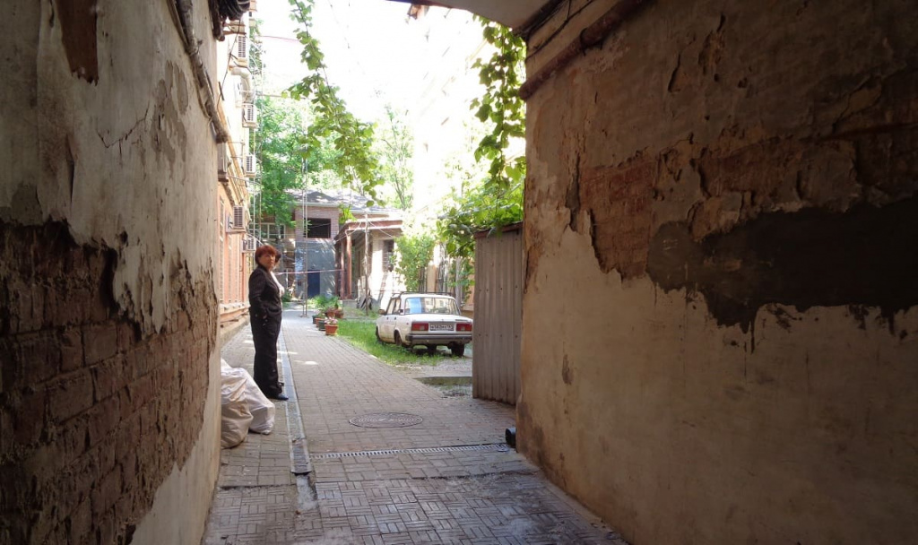 Проход во двор узкий. Проездом его и не назовешь.