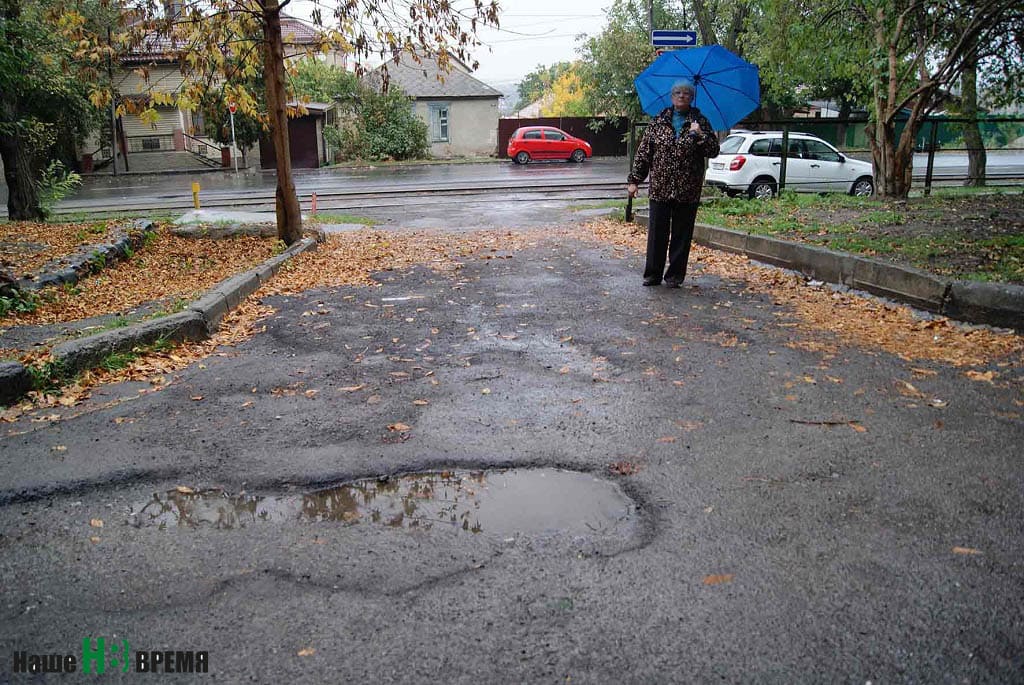 Татьяна СОЛОСИНА опасается прихода зимы. Тогда съезды от дома к улице Профсоюзной станут ледяными горками.