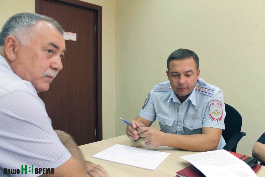 В ГИБДД житель хутора Маяковского Петр Пряхин, врио начальника отдела дорожной инспекции майор полиции Николай Величко и врио начальника УГИБДД ГУ МВД России по Ростовской области подполковник полиции Алексей Токин обсудили варианты обустройства разворота для автомобилей у хуторов Маяковского и Ленина в Аксайском районе.