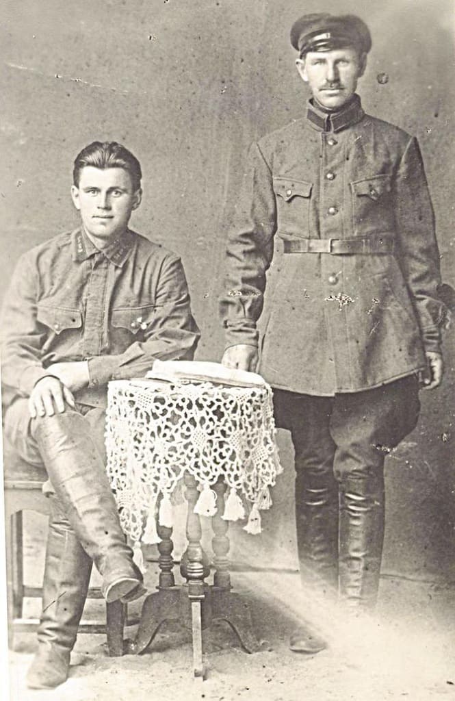 Братья Григорий (слева) и Константин Закутенко (предвоенное фото из семейного архива)