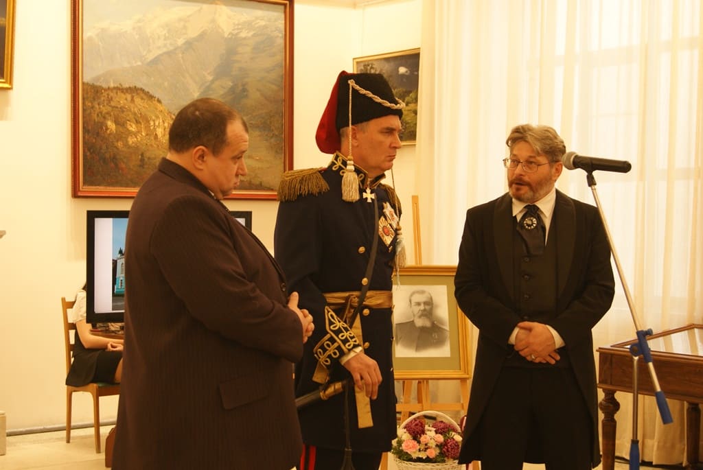 Примерно так выглядела одна из сцен открытия музея 122 года назад (ее продемонстрировали артисты Донского театра драмы и комедии им. В.Ф. Комиссаржевской). Тогда на открытие пришли представители власти, науки, атаман Всевеликого войска Донского. В наши дни история почти повторилась.