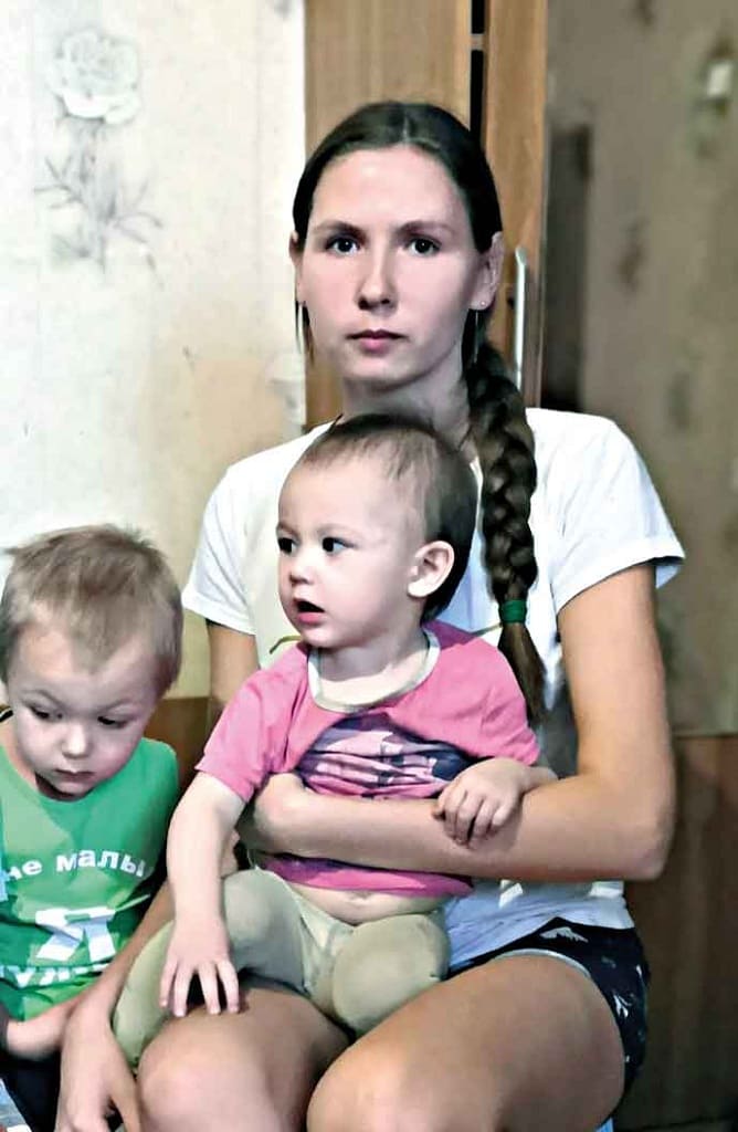 Людмила теперь вместе с сестрами помогает брату поднимать его малышей.