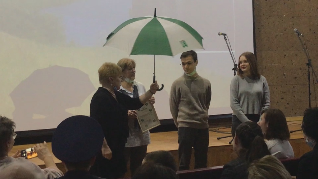 Видеофильм, снятый студентами факультета журналистики РГЭУ (РИНХ) из медиа-мастерской «Раскрась жизнь сам!» о фронтовом корреспонденте Шолохове-Синявском, был отмечен несколькими наградами. Газета «Наше время» поздравила своих молодых коллег с успехом. Видеофильм, снятый студентами факультета журналистики РГЭУ (РИНХ) из медиа-мастерской «Раскрась жизнь сам!» о фронтовом корреспонденте Шолохове-Синявском, был отмечен несколькими наградами. Газета «Наше время» поздравила своих молодых коллег с успехом.