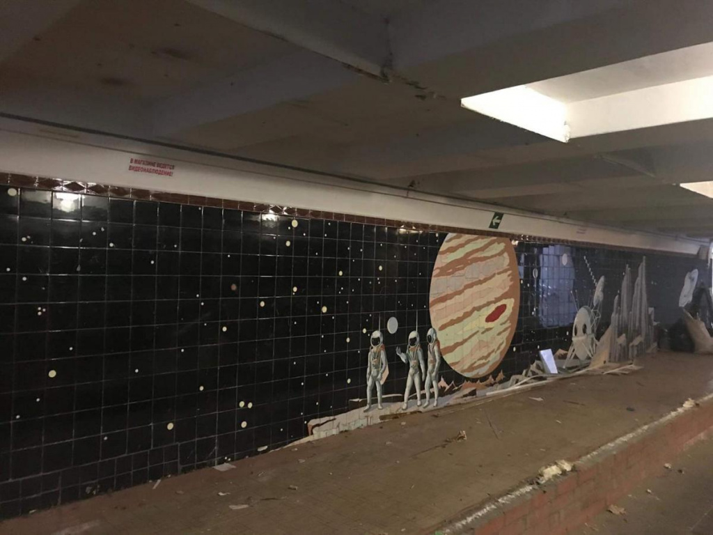 Где точно надо было убирать все ларьки, так это в небольшом "космическом" переходе на Кировском проспекте.