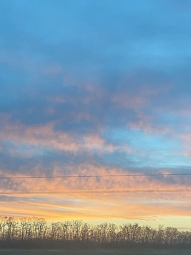 Владислав САЕНКОВ: «Увидел ваши закаты. А у меня их целый альбом. Всю жизнь в дороге встречаю и провожаю солнце...»