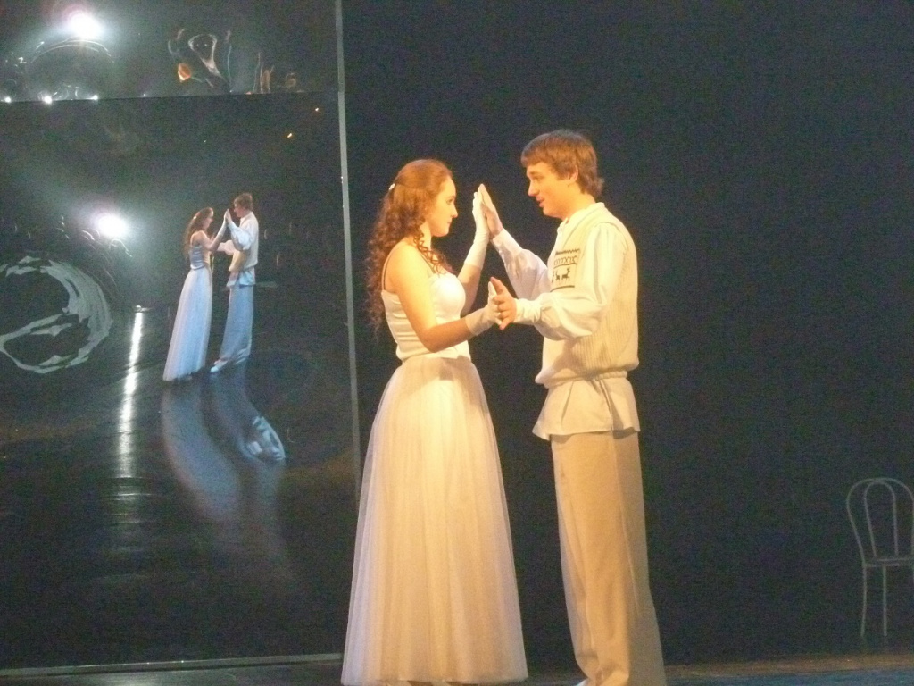 Арина ДИДЕНКО — Ольга, Григорий ВОЛКОВ — Ленский в спектакле «Онегин».