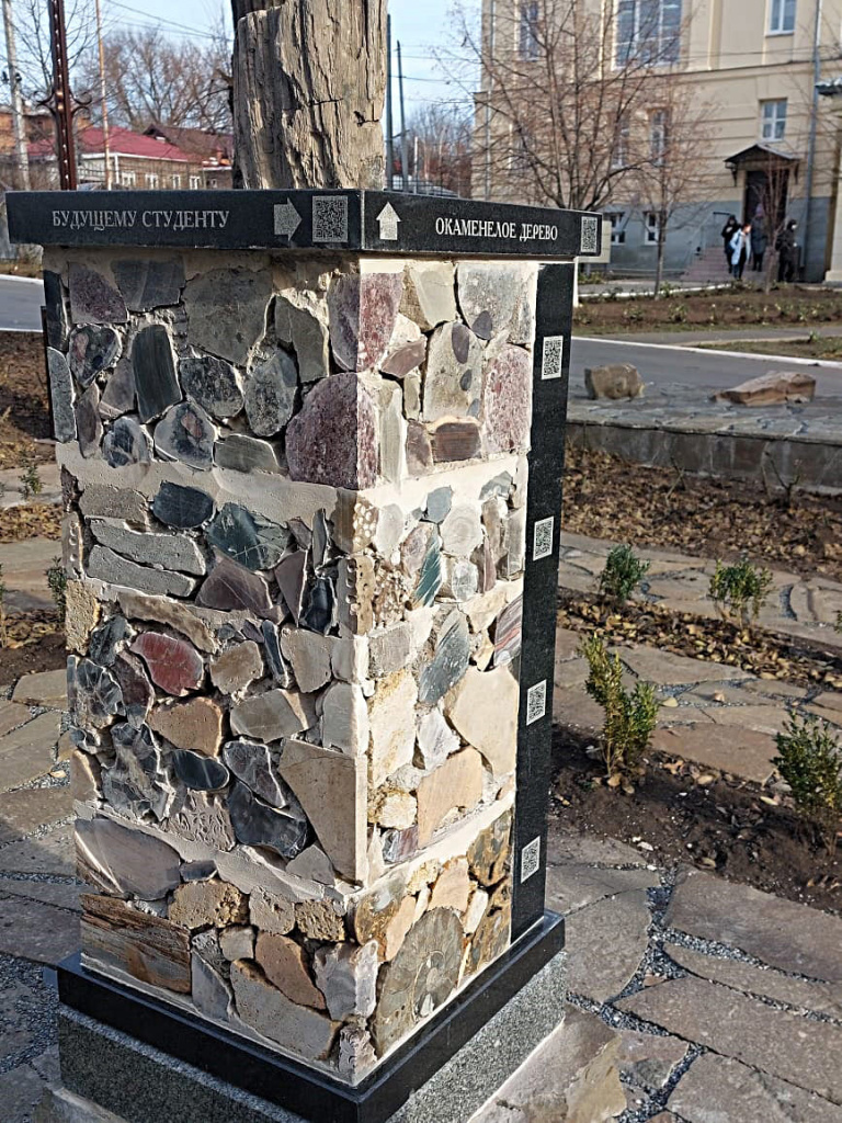 Колонна с образцами метаморфических пород. В ней есть кристаллические сланцы, силикатные составляющие кварца, слюды.