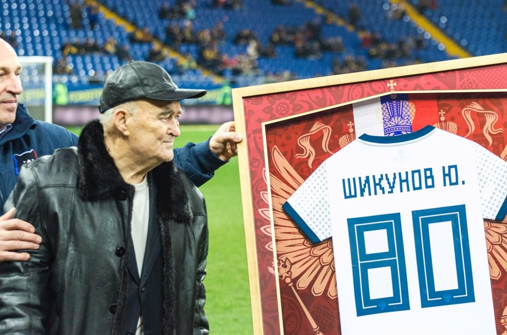 Легенде донского футбола Юрию Шикунову - 80. Перед началом встречи игроки и зрители приветствовали Юрия Ивановича