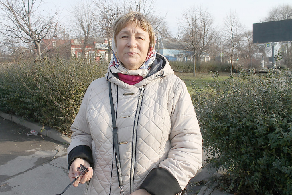Ирина КОСОЛАПОВА: «Мне непонятна позиция проектировщиков. Строить объездную дорогу и при этом заводить ее в жилые кварталы? Вести по памятным местам зачем? Если говорить об экологии, то некоторые дома будут находиться под или рядом с эстакадой. Предварительно никто к нам не приходил, не интересовался – что стоит на пути объездной трассы. Когда на слушаниях был задан вопрос о братской могиле, то представитель проектировщика даже заявил, что у него на схеме вообще нет ни креста, ни могилы».
