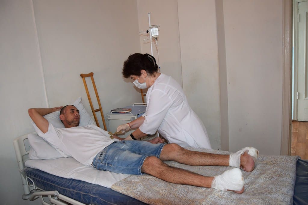 Капельницу пациенту ставит процедурная медицинская сестра Дома сестринского ухода №1 Зинаида Мозговая. Стаж работы — более 30 лет. Капельницу пациенту ставит процедурная медицинская сестра Дома сестринского ухода №1 Зинаида Мозговая. Стаж работы — более 30 лет.