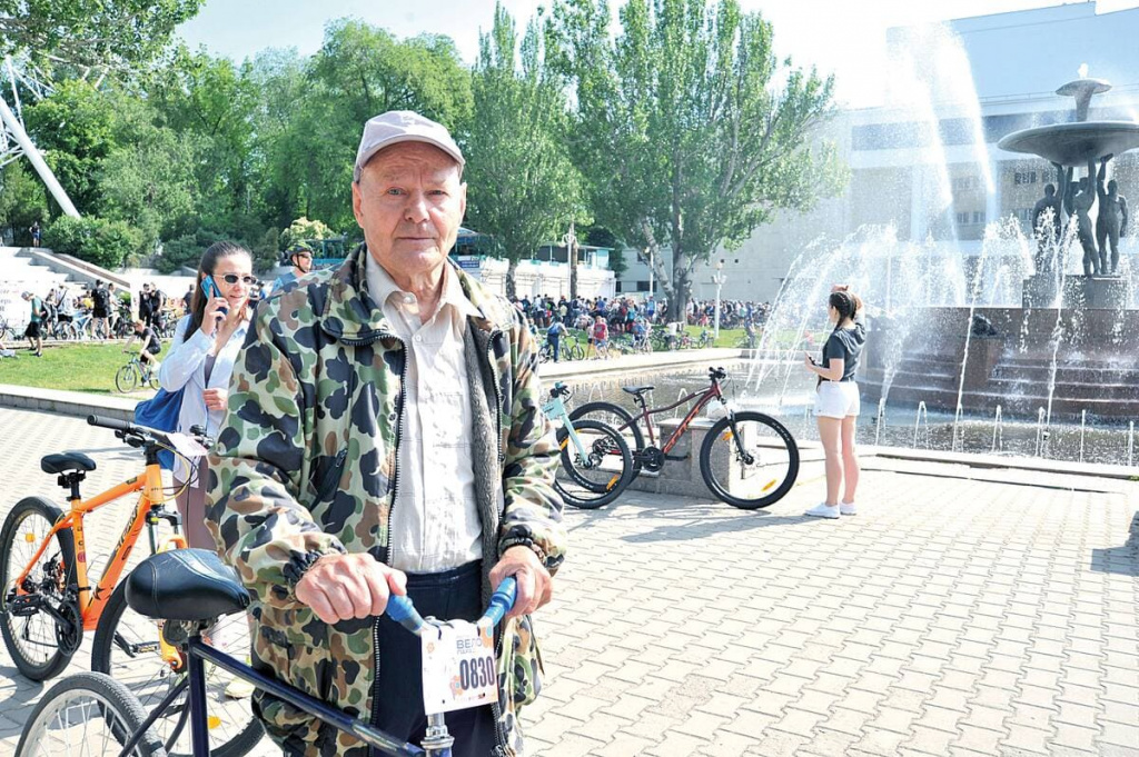 Виктор Алексеевич – ветеран труда. На работу добирается на велосипеде. Говорит: «Здоровью полезно, да тысячу, которую ветеранам выделяют, экономлю. Польза получается двойная...»