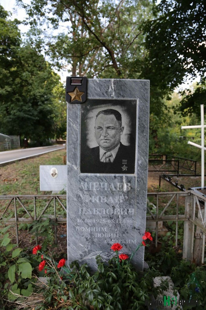 Могила фронтовика-героя на Братском кладбище.