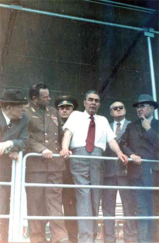 Фото Igor Polivin. Л.В. Смирнов (второй справа), за спиной Л.И. Брежнева, на выставке авиационных вооружений.