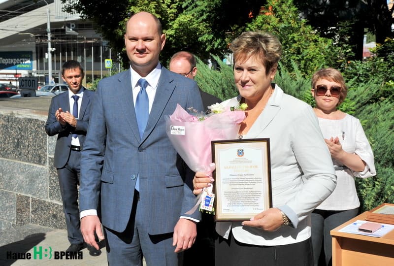 Министр цифрового развития, информационных технологий и связи области Евгений Полуянов вручает Благодарственное письмо губернатора Елене Ткаченко