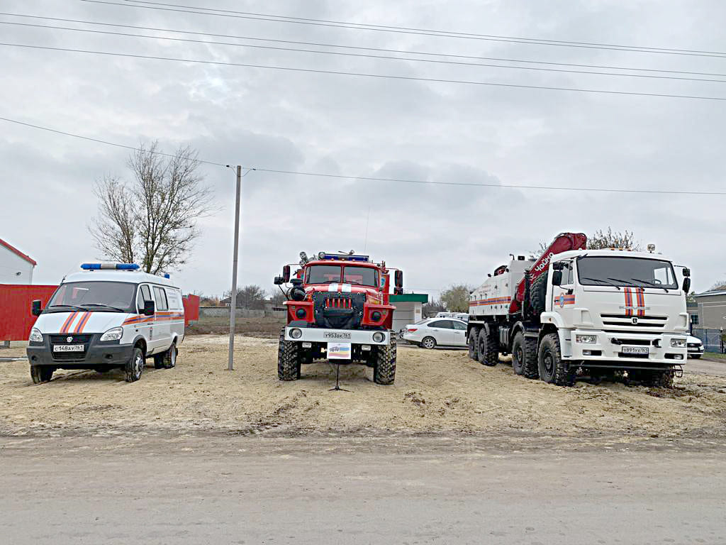 Приказ о посменном несении караульной службы при большом стечении народа огласил заместитель начальника противопожарной службы Ростовской области Александр МАЗУРОВ.