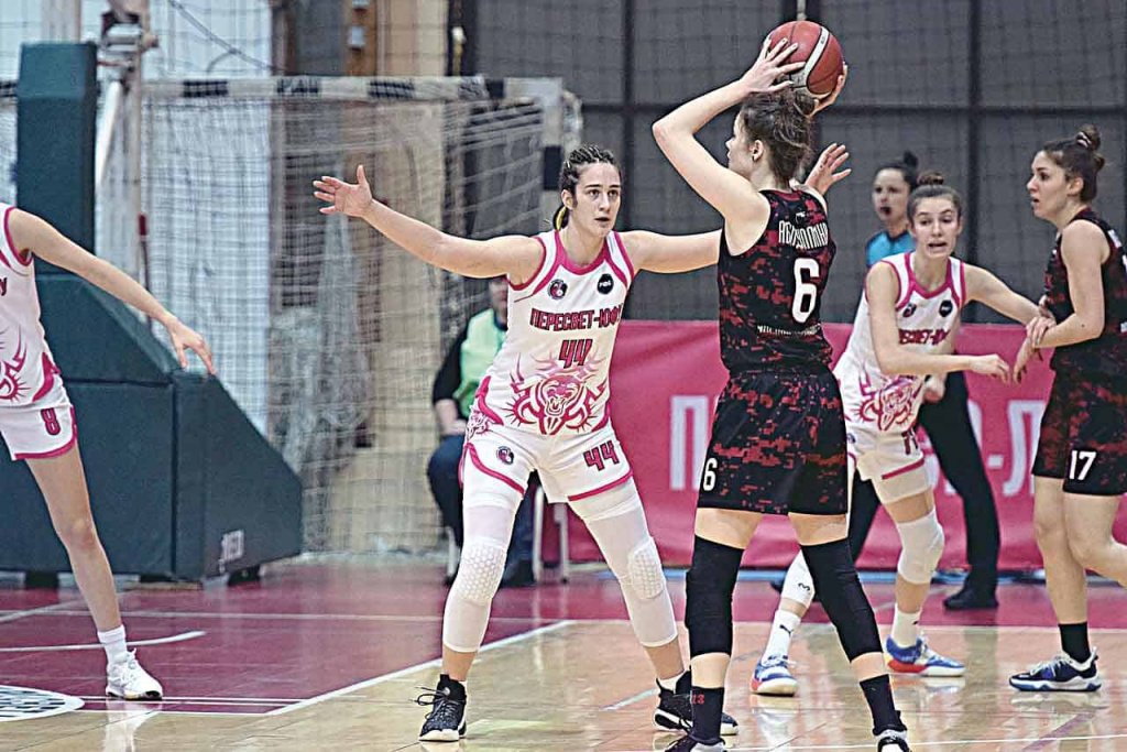 Передачу «спартанок» блокирует Екатерина ОСИПОВА, установившая в матче личный рекорд результативности.