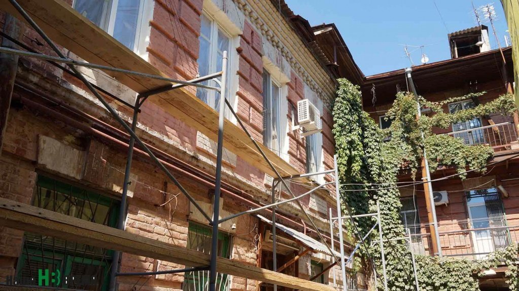 При расчистке кирпичной кладки ростовские фасады и дворики сохраняют колорит, присущий южному купеческому городу.