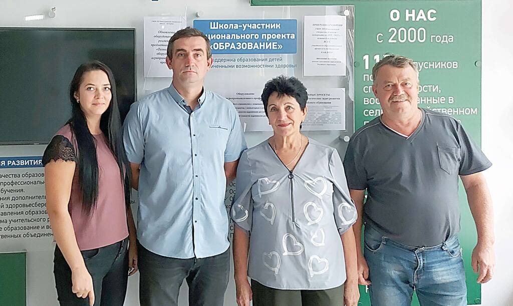 Два поколения «учительской» семьи ТОКАРЕВЫХ: Нина, Александр, Галина Семеновна и Александр Павлович. Фото автора и из архива семьи Токаревых Два поколения «учительской» семьи ТОКАРЕВЫХ: Нина, Александр, Галина Семеновна и Александр Павлович. Фото автора и из архива семьи Токаревых
