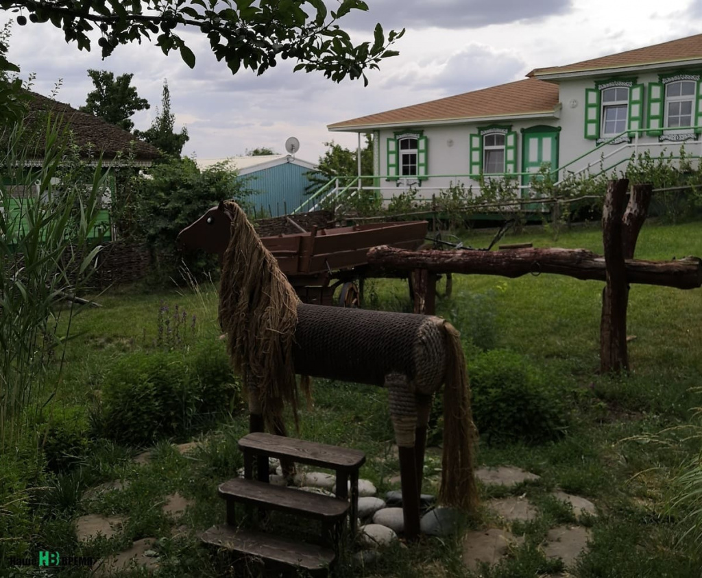 По соседству - курень Мелеховых.