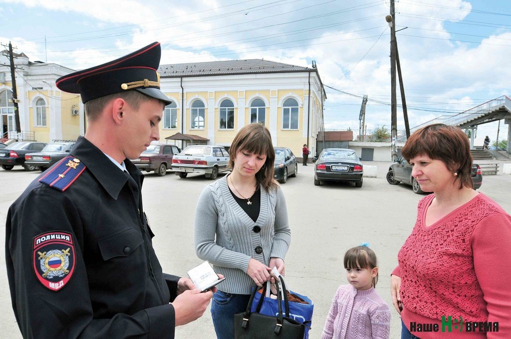 Младший лейтенант В. Соснов: «Ваши документы, пожалуйста».