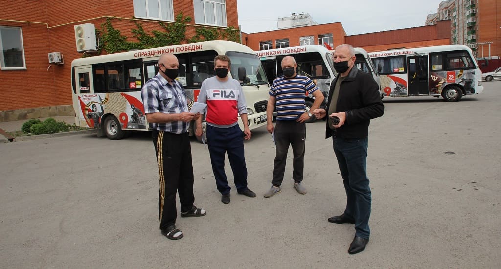 Игорь Чеканов (справа) инструктирует водителей перед выходом на линию о необходимости работать в масках.